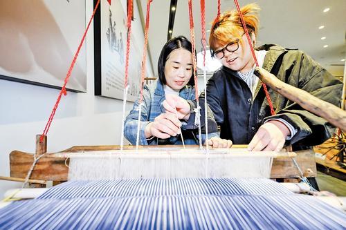 3月7日，赞皇原村土布纺织技艺传承人仇莎（右）在非遗工坊赶制订单。 本报记者 田明摄