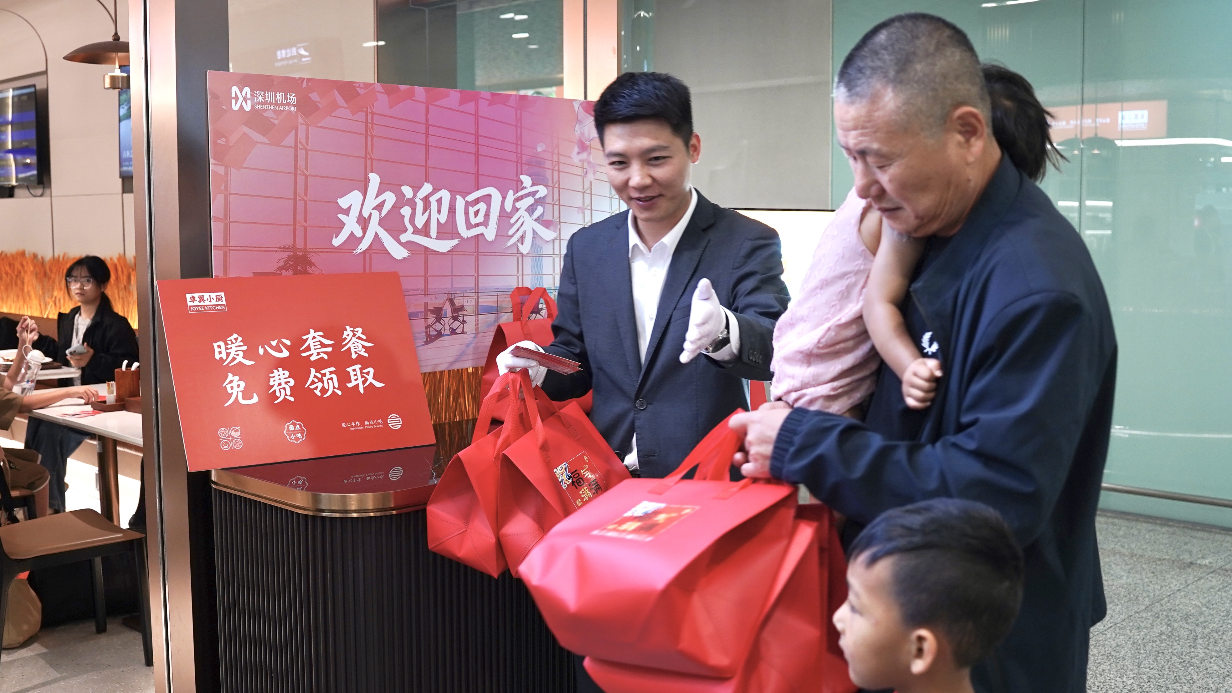 迪拜复航首批航班抵深