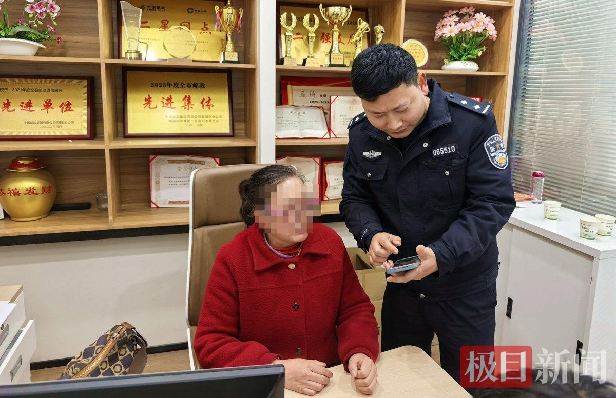 图5:民警在给郑女士拆解诈骗套路.jpg