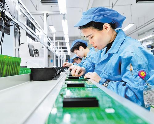 近日，固安县汉旗电子科技有限公司员工进行插装元器件作业。 本报记者 王 伟摄
