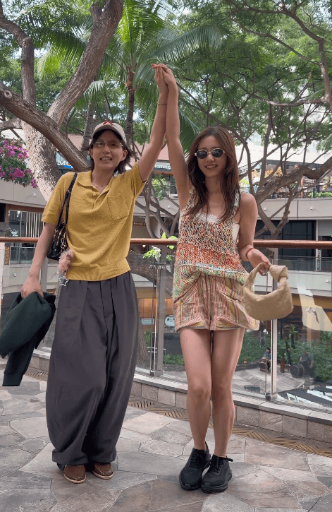 刘芸笑容洋溢，心情大好。