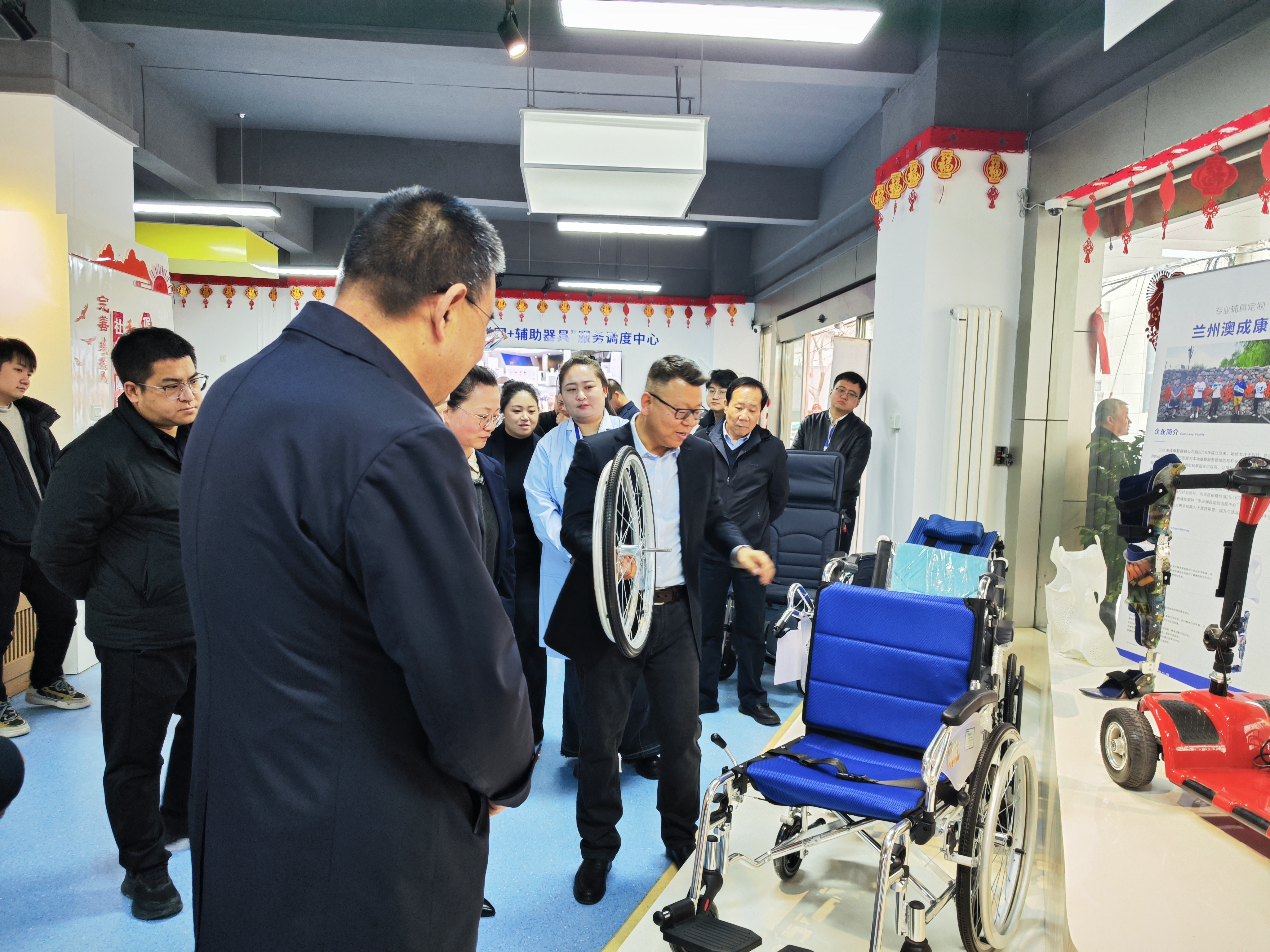 工作人员现场演示便携式轮椅