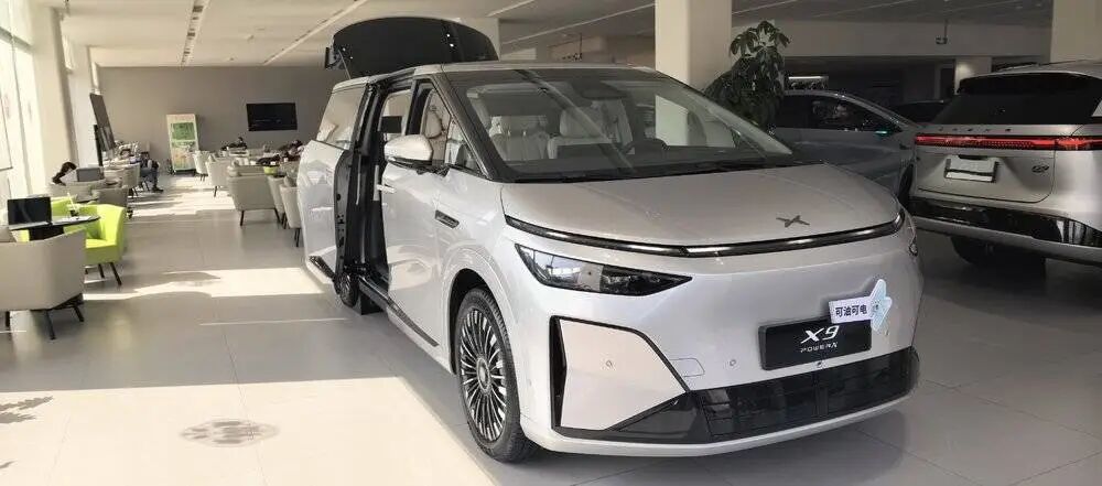 小鹏经销商店内展车；图源：虎嗅拍摄