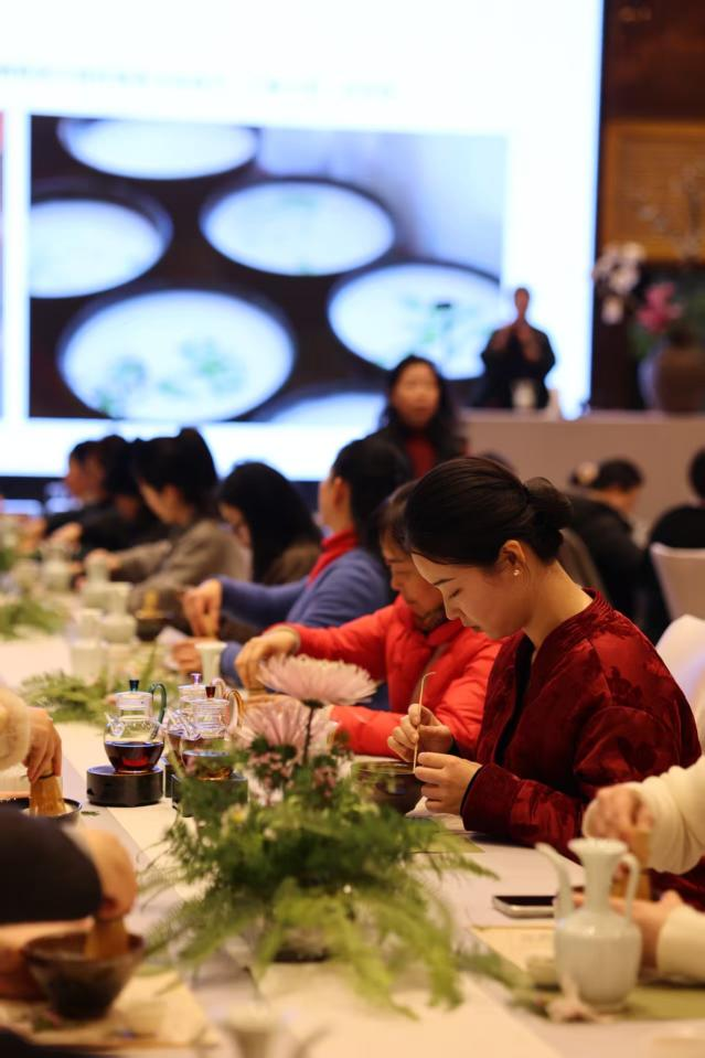 （图为客户在活动现场深入品鉴，感受服务温情）