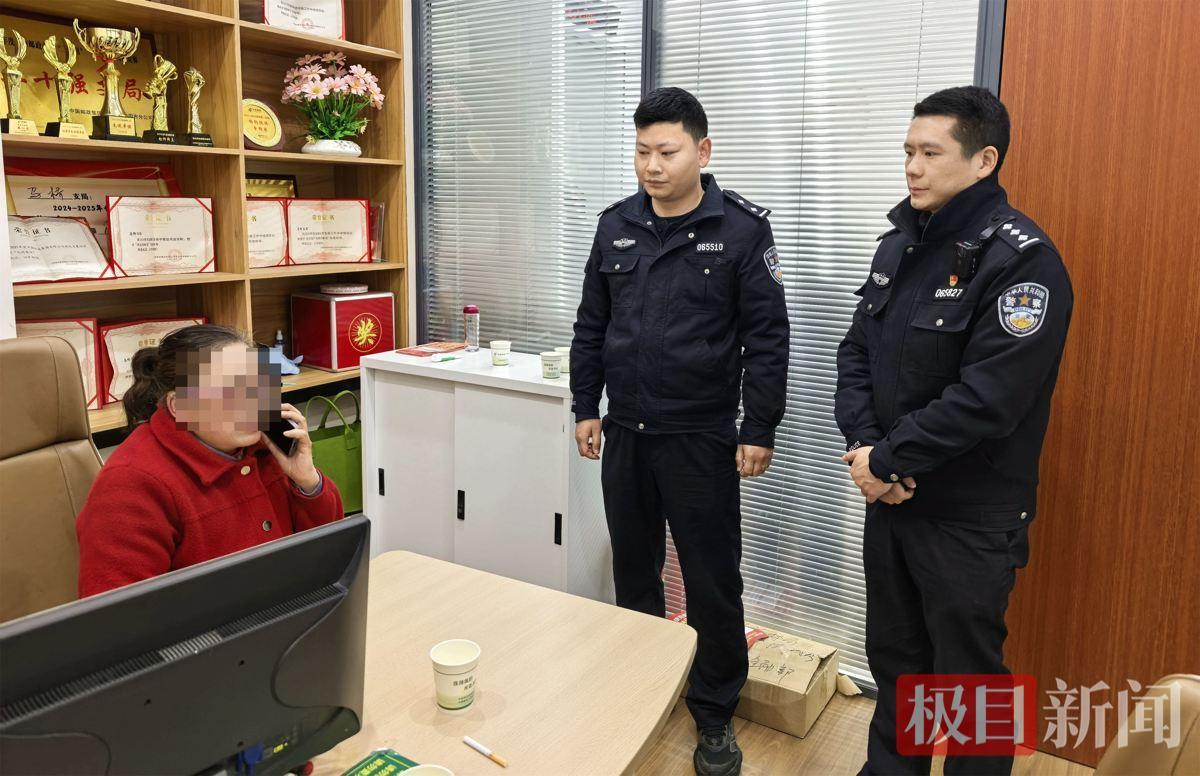 图3:民警正在银行劝阻郑女士转账.jpg