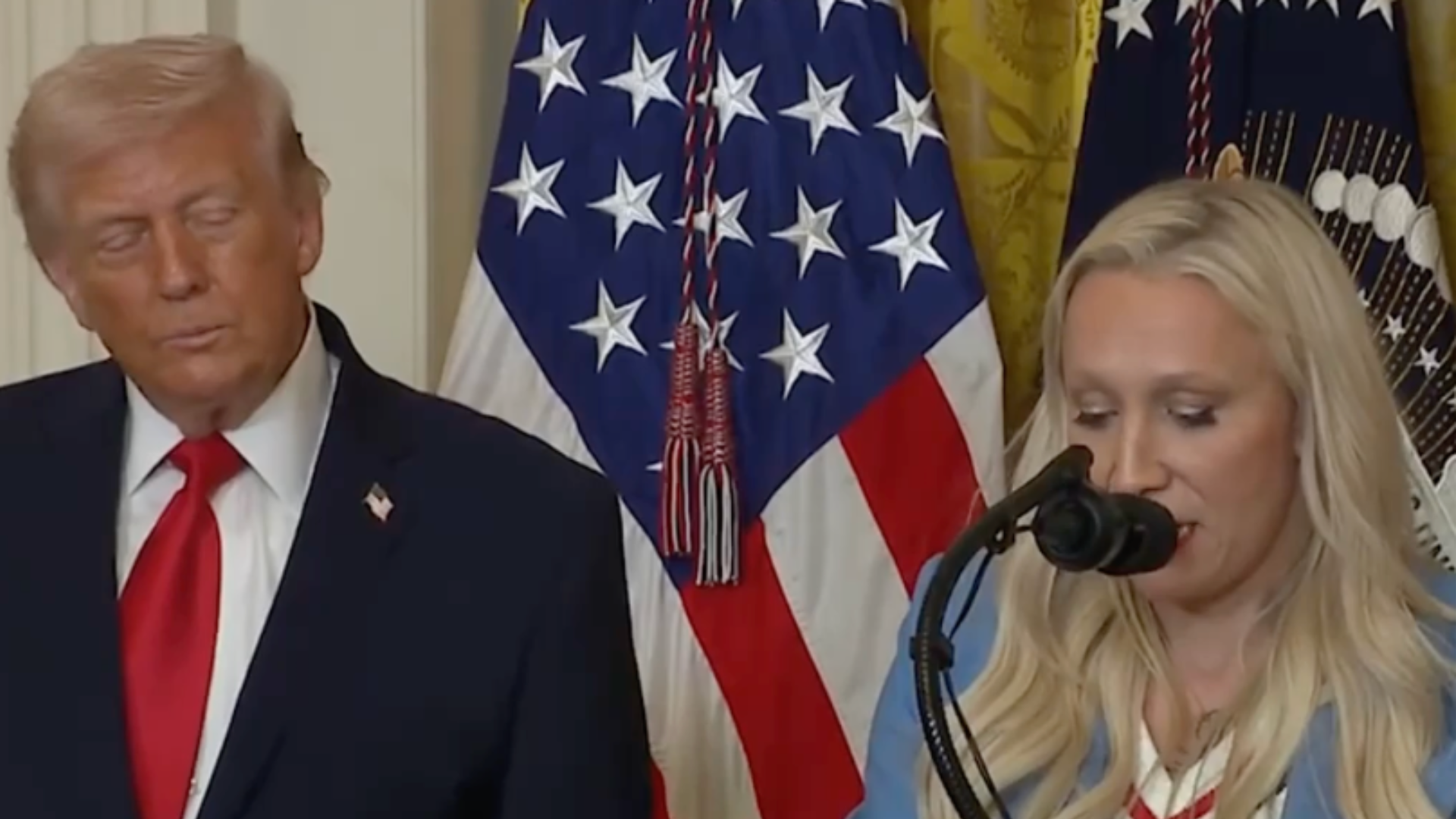 这马屁拍对了！美国奥运冠军给特朗普颁勋章，特朗普开心到失去表情管理