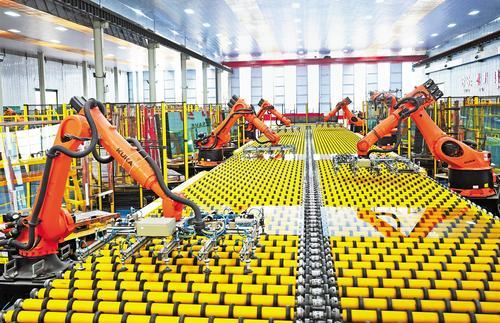 2025年12月21日，沙河市德金&middot;鸿昇玻璃产业科技园，机械手在玻璃智能生产线上作业。 本报记者 赵永辉摄