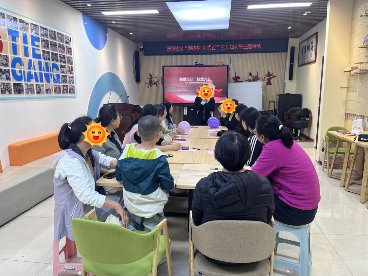 图二：拿到气球的参与者正站在台上，结合自身经历分享实用的自我关爱小技巧。