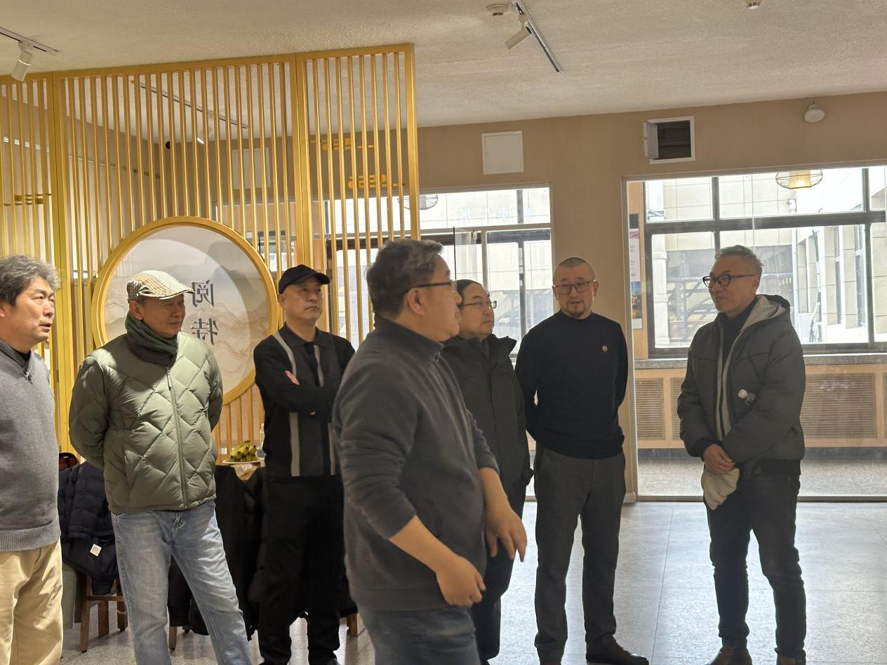 姜广宇艺术个展亮相青岛大学 以奔腾与凝望诠释艺术的力与美