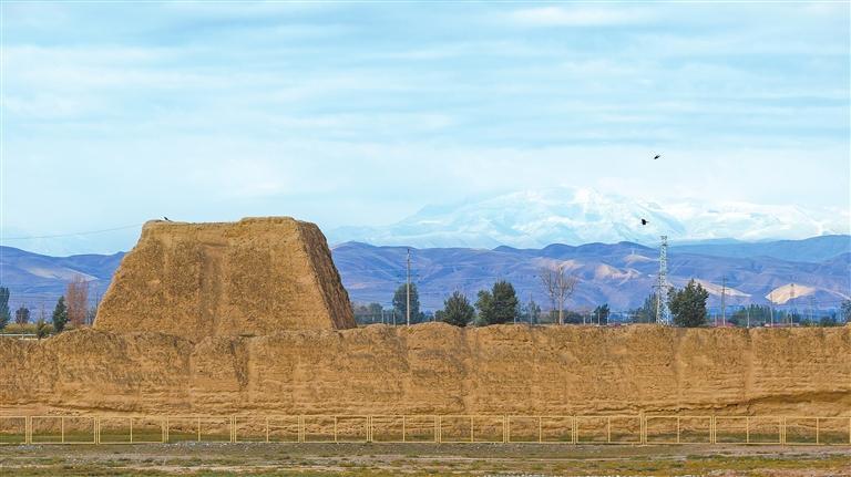 武威市古浪县泗水镇圆墩段长城遗址　姜爱平