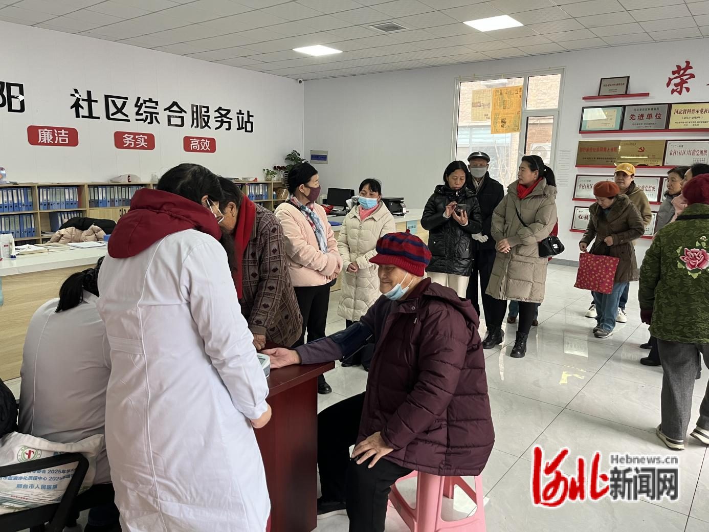 3月5日上午，沙河市举办“湡爱同行”志愿服务集市，当地居民正在健康义诊区接受义诊。