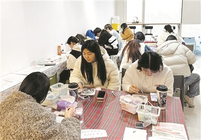 拼豆店内坐满了埋头拼豆的年轻人