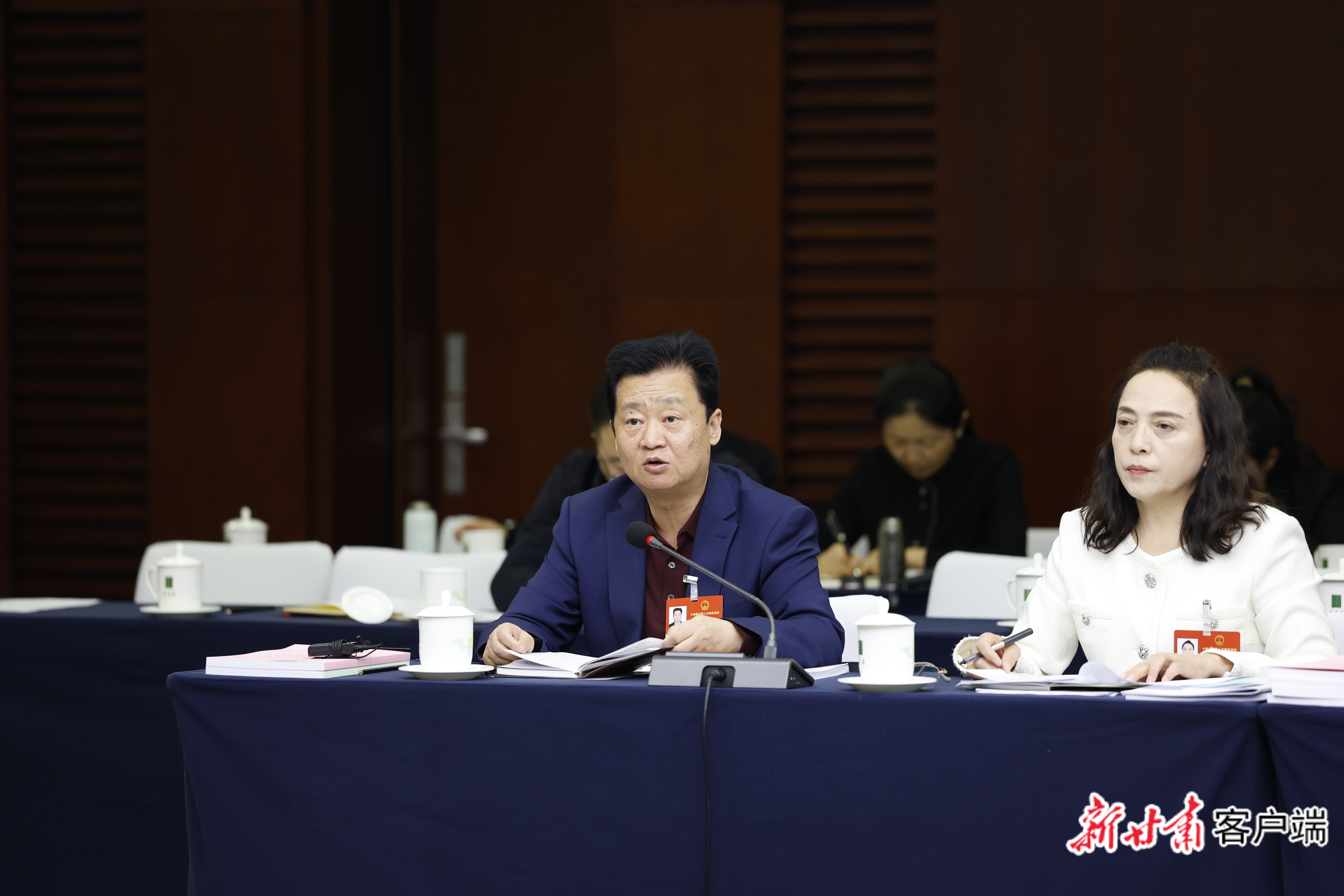 陈灿代表（左）　新甘肃&middot;甘肃日报记者　孟捷　摄