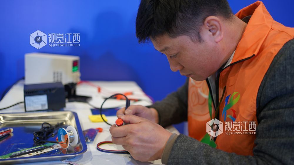 图为电子技术项目比赛现场。