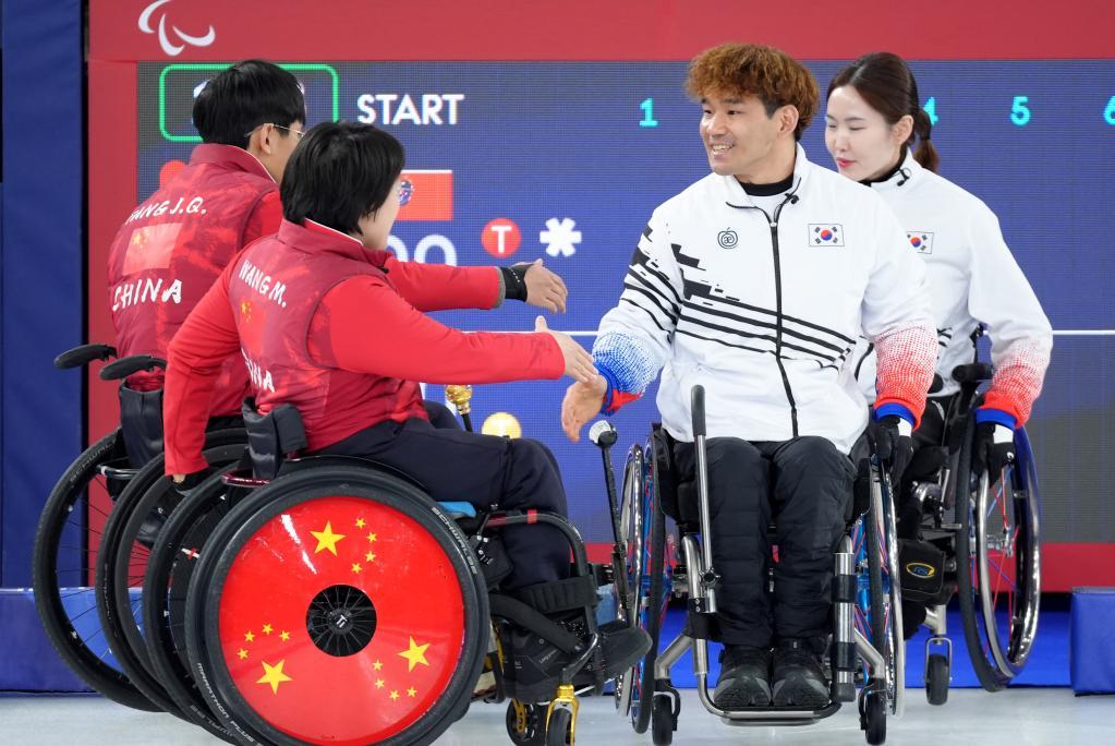 3月11日，中国队与韩国队的选手在比赛前握手。新华社记者 才扬 摄