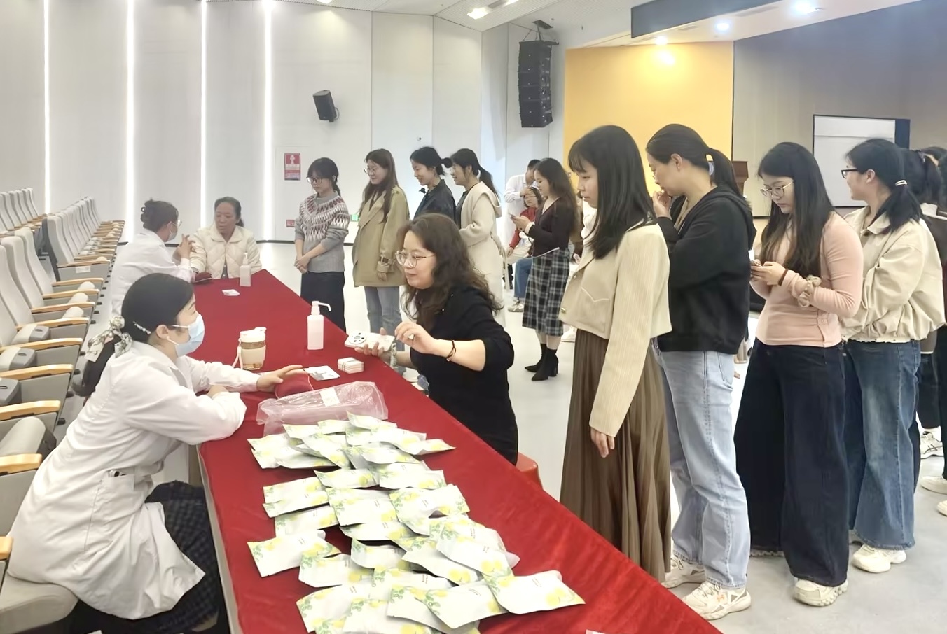 坪山区中医院开展关爱女性健康系列义诊活动