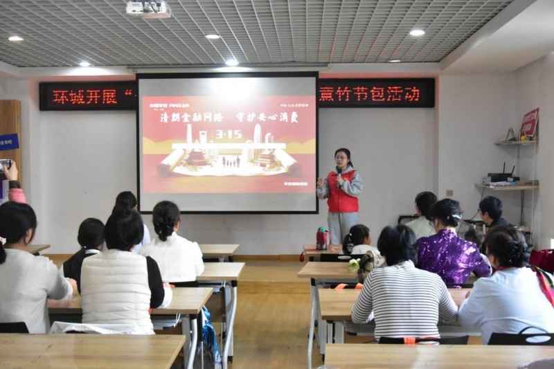 图1:南区环城社区三八节手工活动暨315消费者权益保护宣传现场