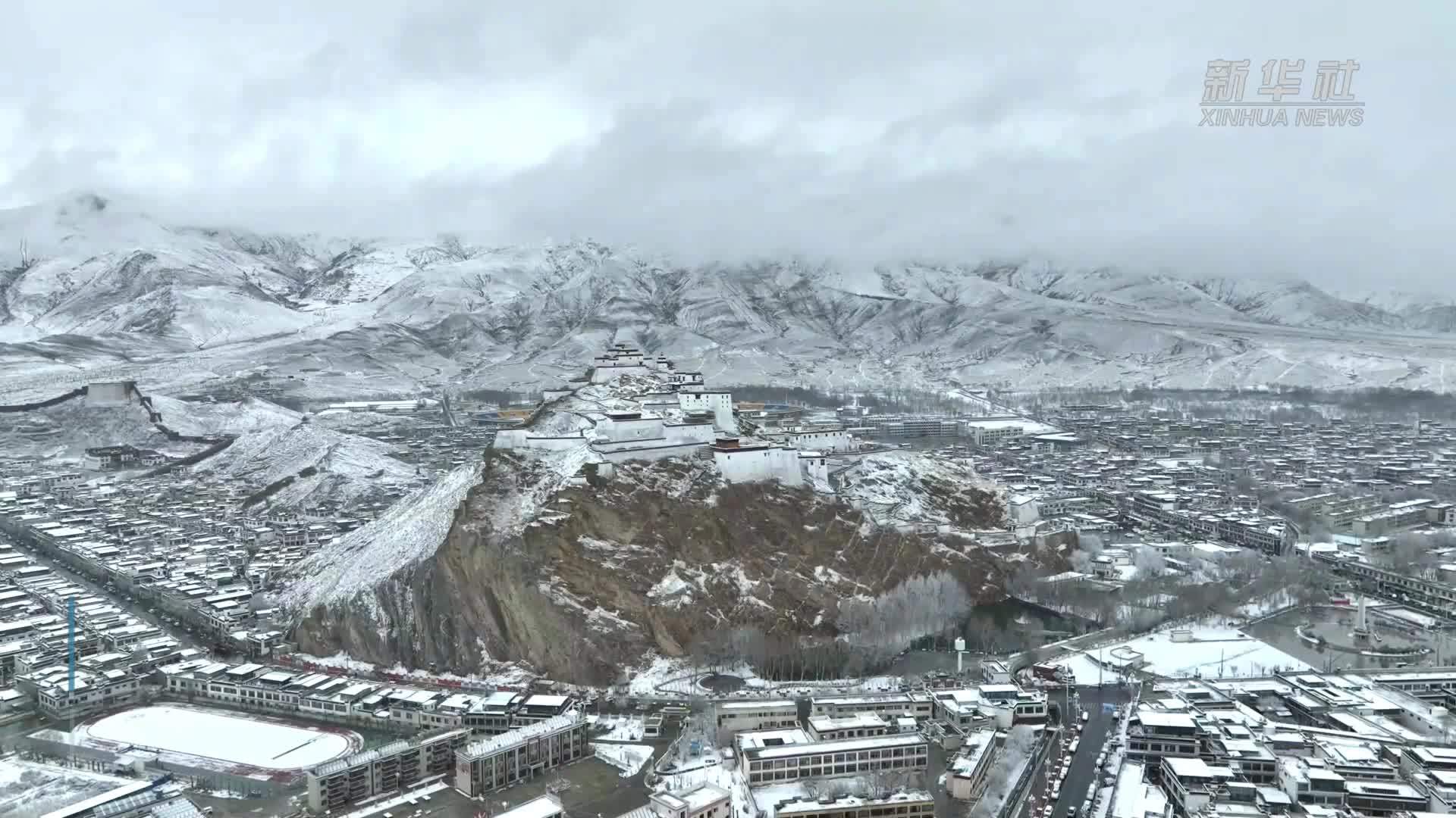西藏日喀则：古堡披银装 春雪润良田