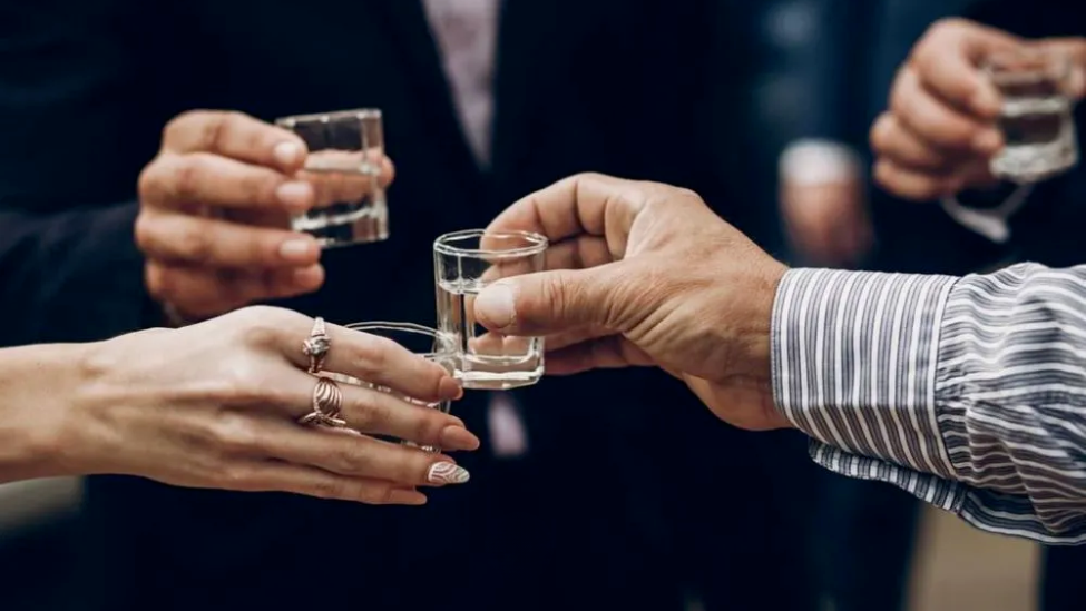 全国政协委员：年轻人拒绝酒桌文化是社会进步的体现