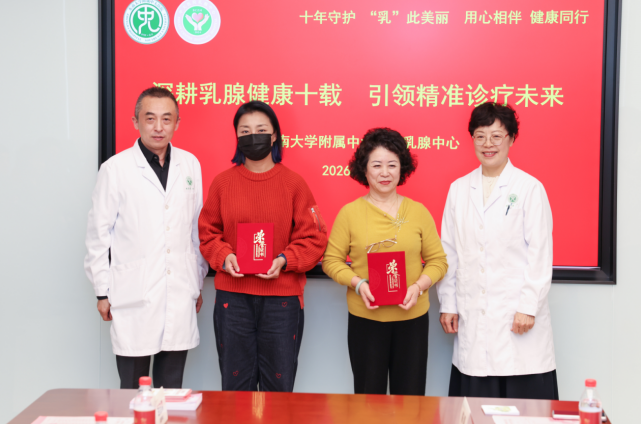 两位病友获颁“爱心大使&middot;榜样的力量”荣誉证书。张鑫摄