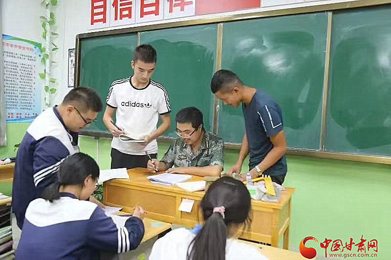 董宏亮和同学们在一起