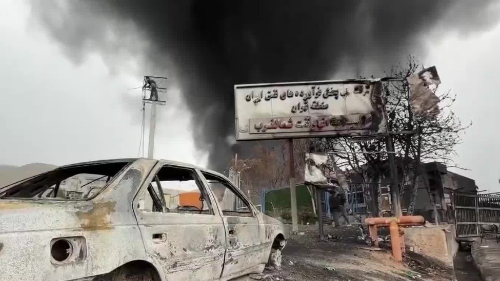 以军夜袭炼油厂，德黑兰降下黑色雨水