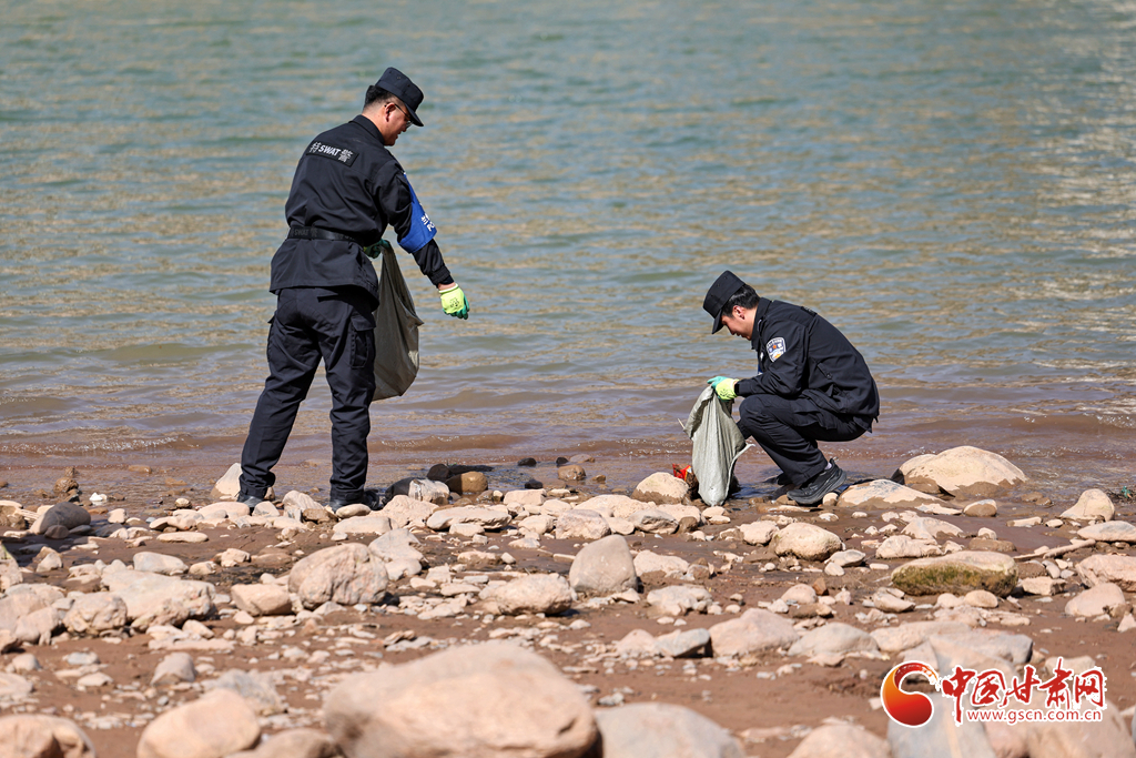 雷锋志愿服务队在兰州市黄河岸边捡拾垃圾