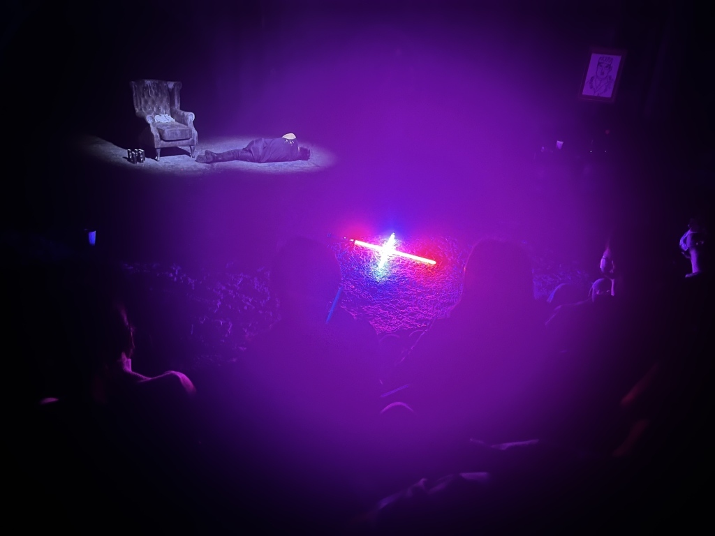 小剧场的舞台和观众席近在咫尺。演出结束时，哈姆雷特中剑倒下，两把道具光剑呈“X”状摆放在观众面前，令人意犹未尽。摄影：王诤