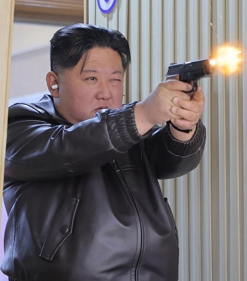 金正恩携女儿视察军工厂,试射手枪