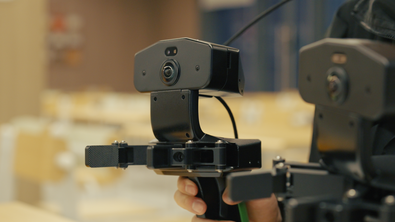 鹿明机器人AWE2026发布FastUMI Ego:全球首款无需建图的第一人称数采方案