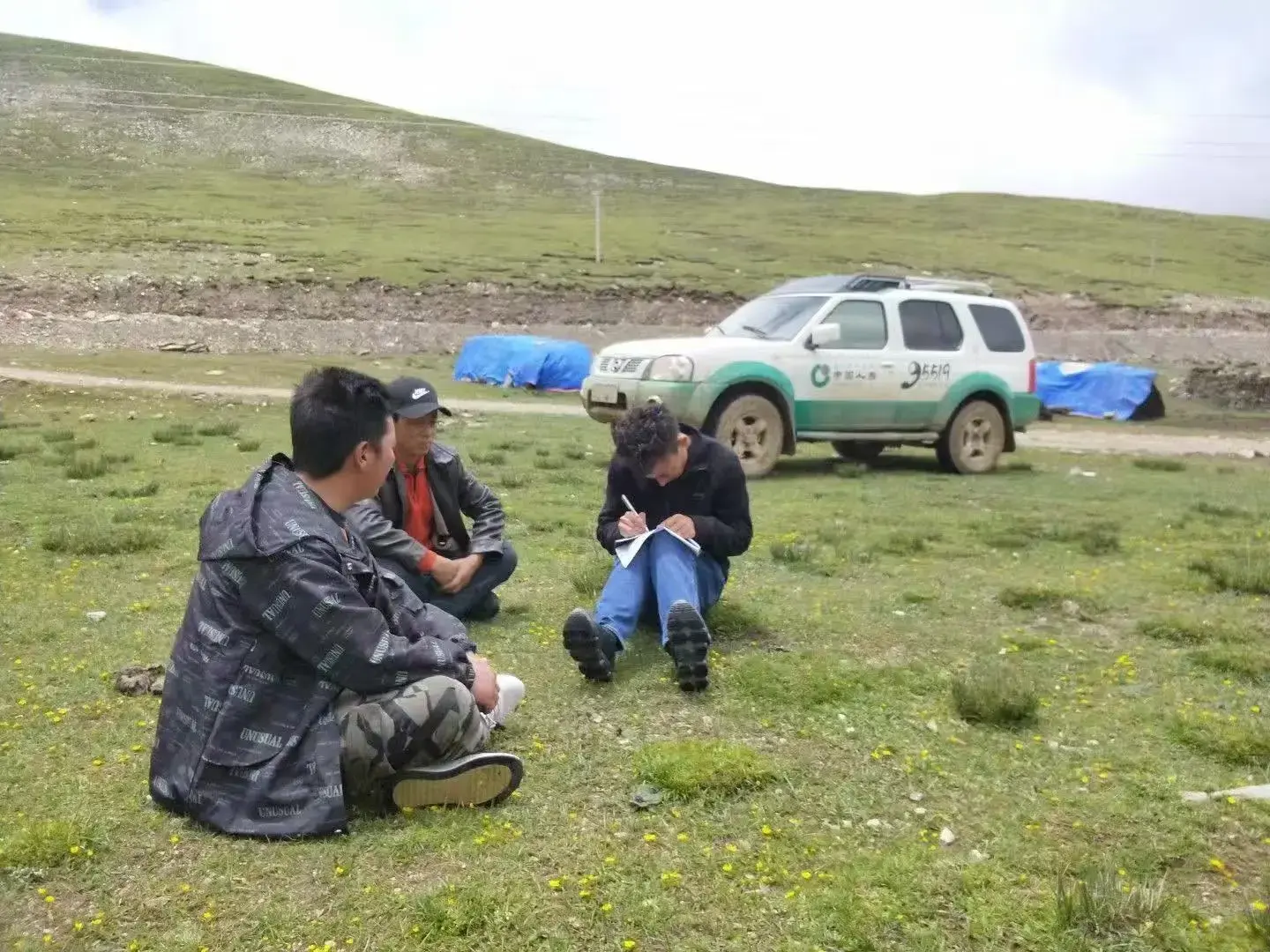 图：罗布顿珠为藏民推广普惠保险