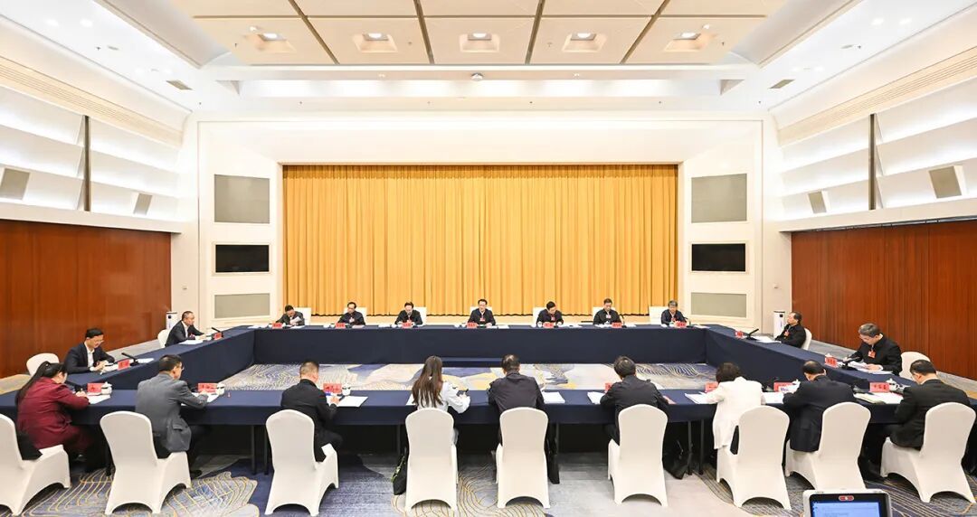 3月10日,十四届全国人大四次会议重庆代表团举行会议,分组审议最高人民法院工作报告、最高人民检察院工作报告。记者 苏思 摄/视觉重庆