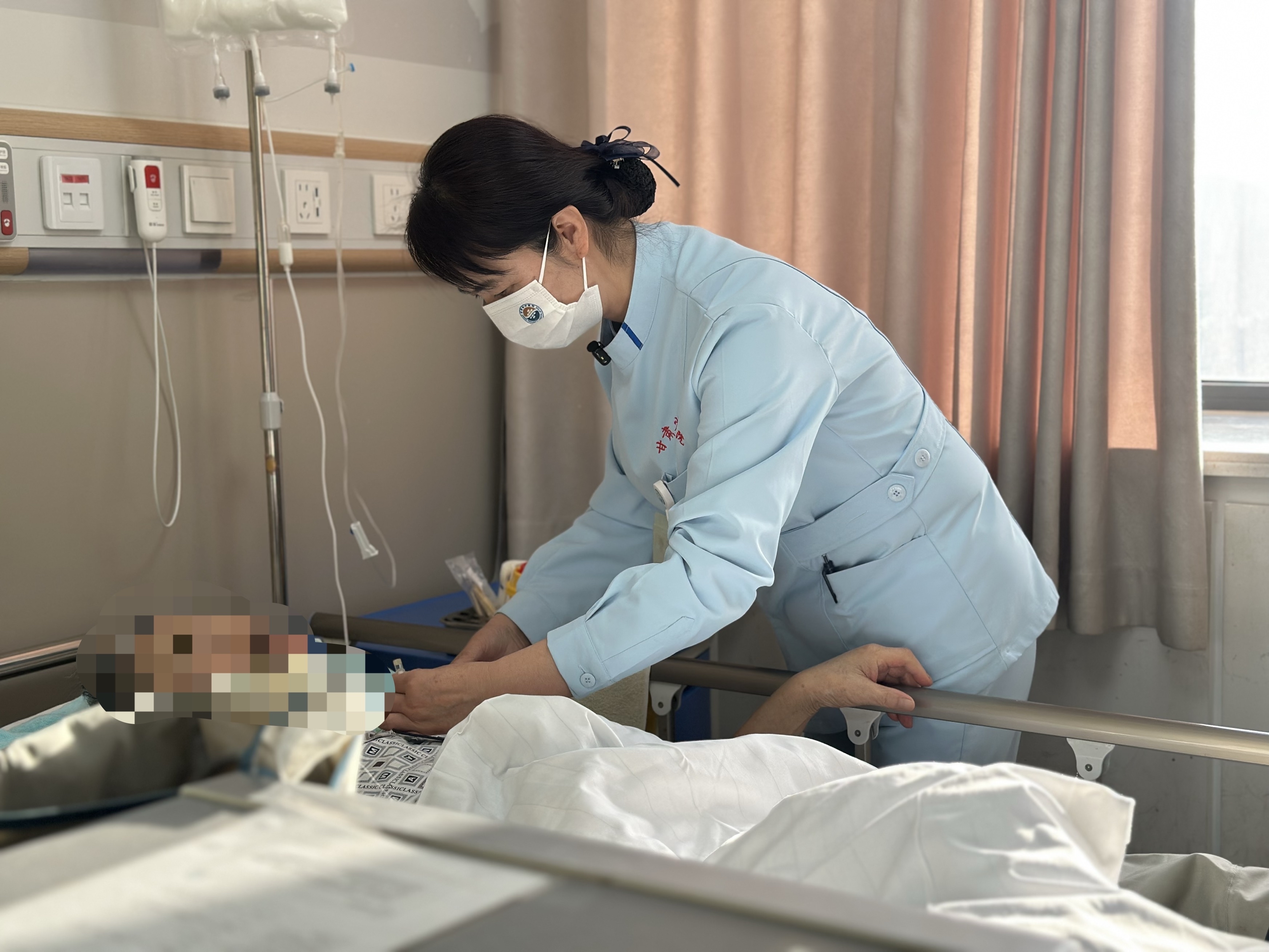 马小娟照顾病人