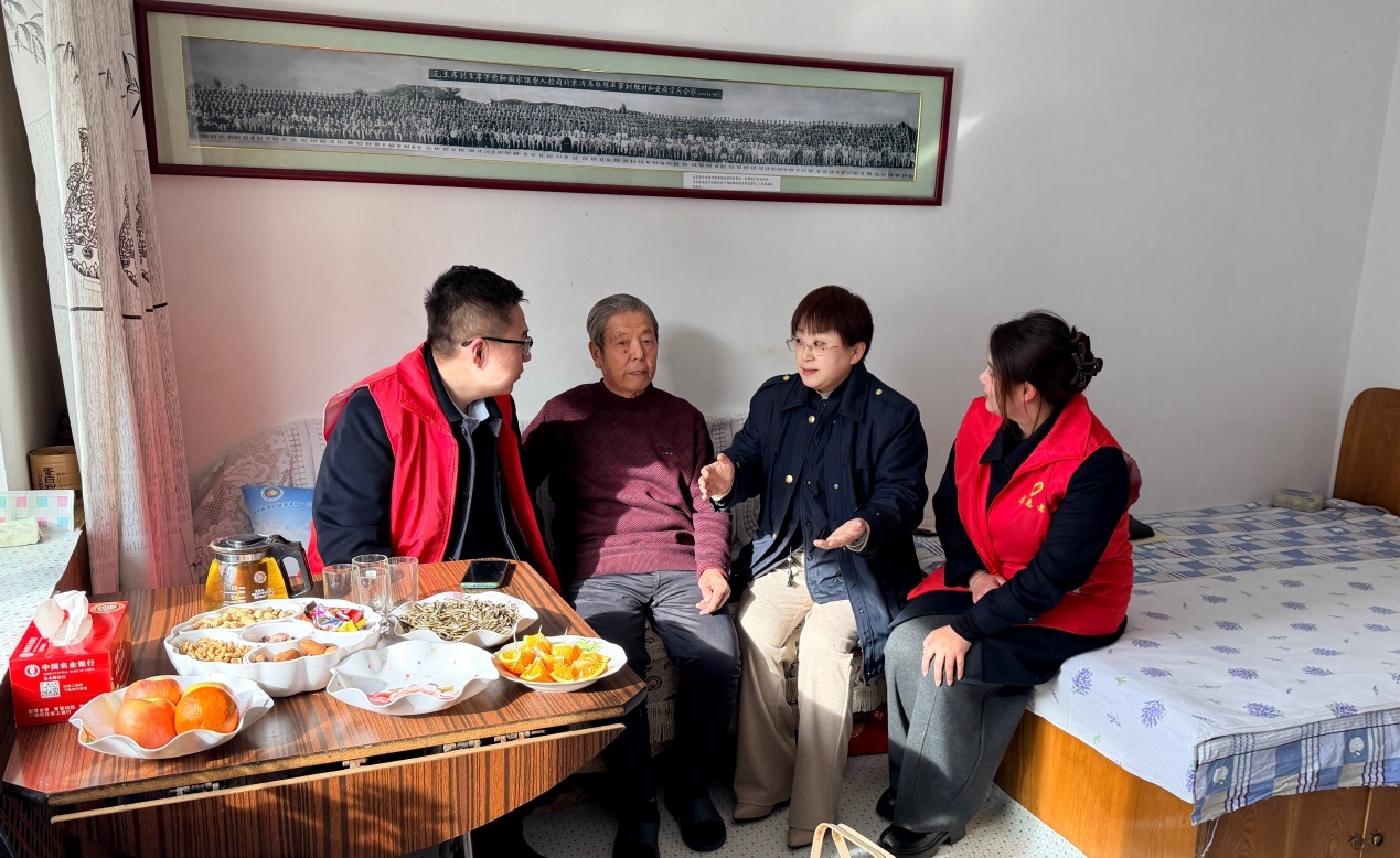 (志愿者慰问抗美援朝老兵)