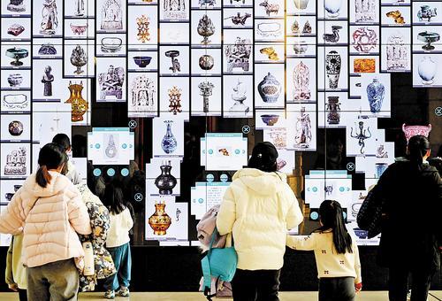 2月13日，市民在河北博物院参观文物数字互动体验展。 本报记者 史晟全摄