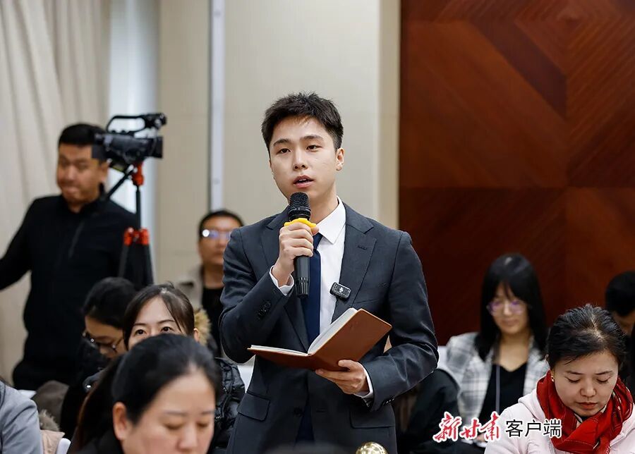新华社记者现场提问