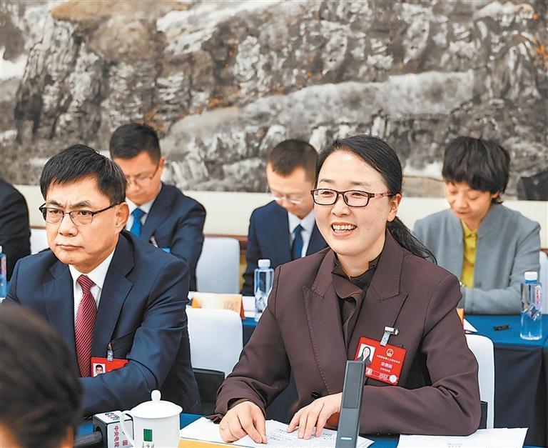 3月7日，十四届全国人大四次会议甘肃代表团审查计划报告和草案、预算报告和草案。新甘肃&middot;甘肃日报记者　孟捷