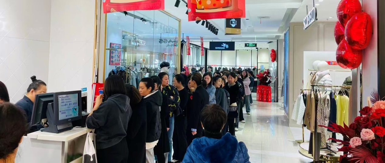 （惠民消费满减活动现场市民络绎不绝）