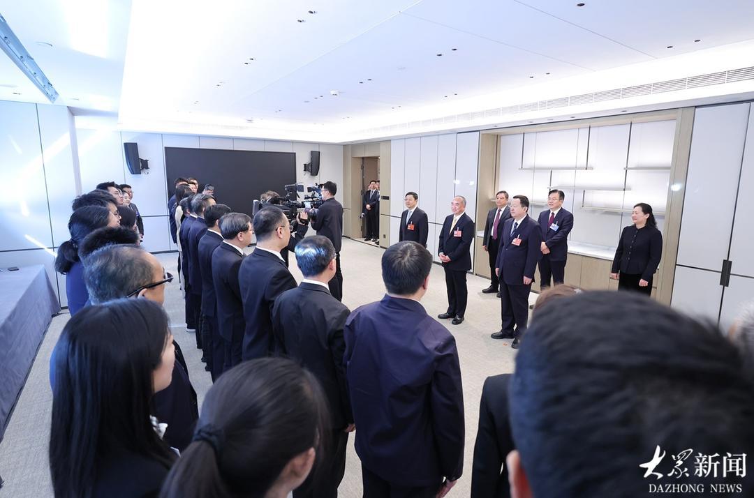 林武周乃翔看望全国两会新闻工作者和山东省代表团工作人员