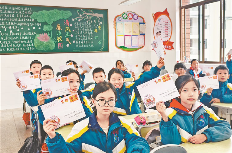 崇义县知行小学学生收到来自阿克陶小伙伴的信件。 通讯员 范起翔摄