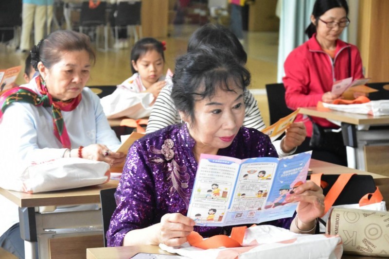 图2:南区环城社区三八节手工活动暨315消费者权益保护宣传现场
