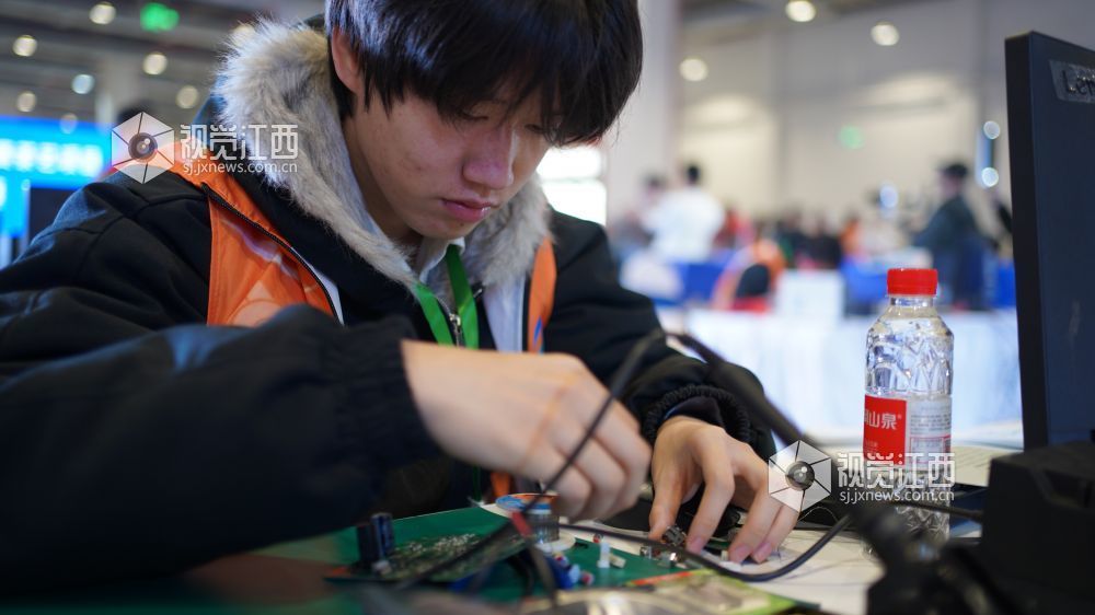 图为电子技术项目比赛现场。