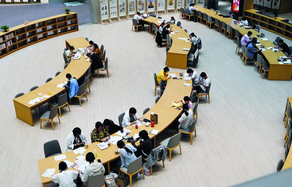 市民在石家庄市图书馆(新馆)阅读。