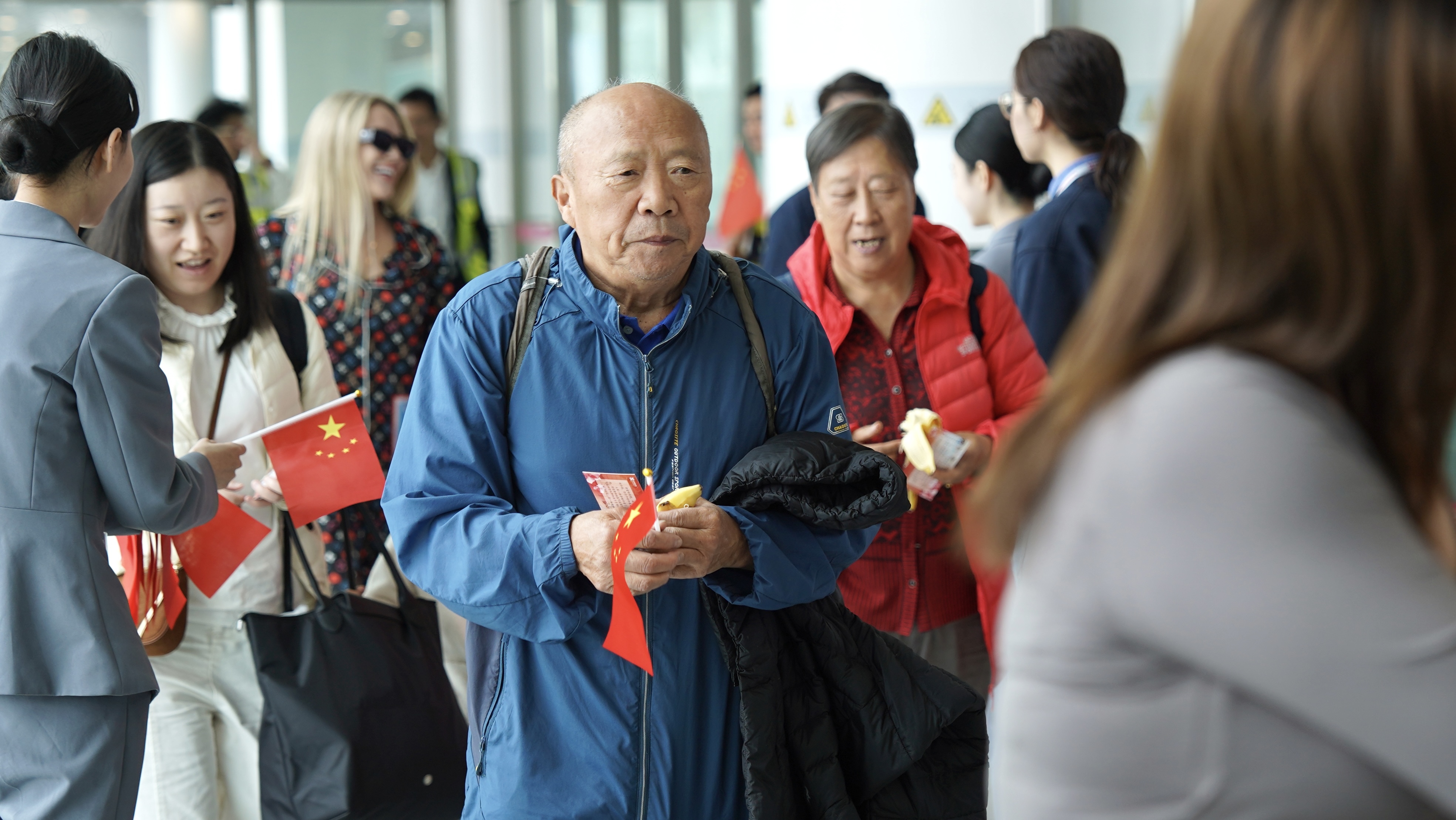 迪拜复航首批航班抵深