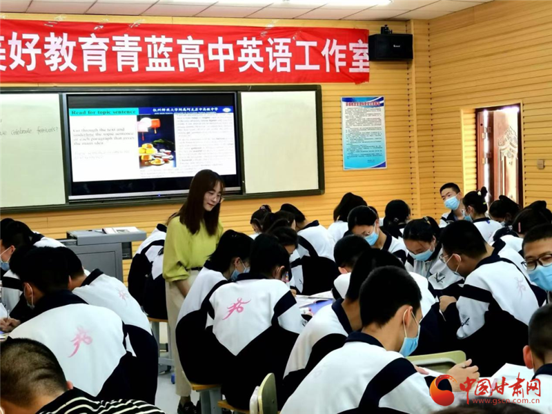 王世钰正在上课