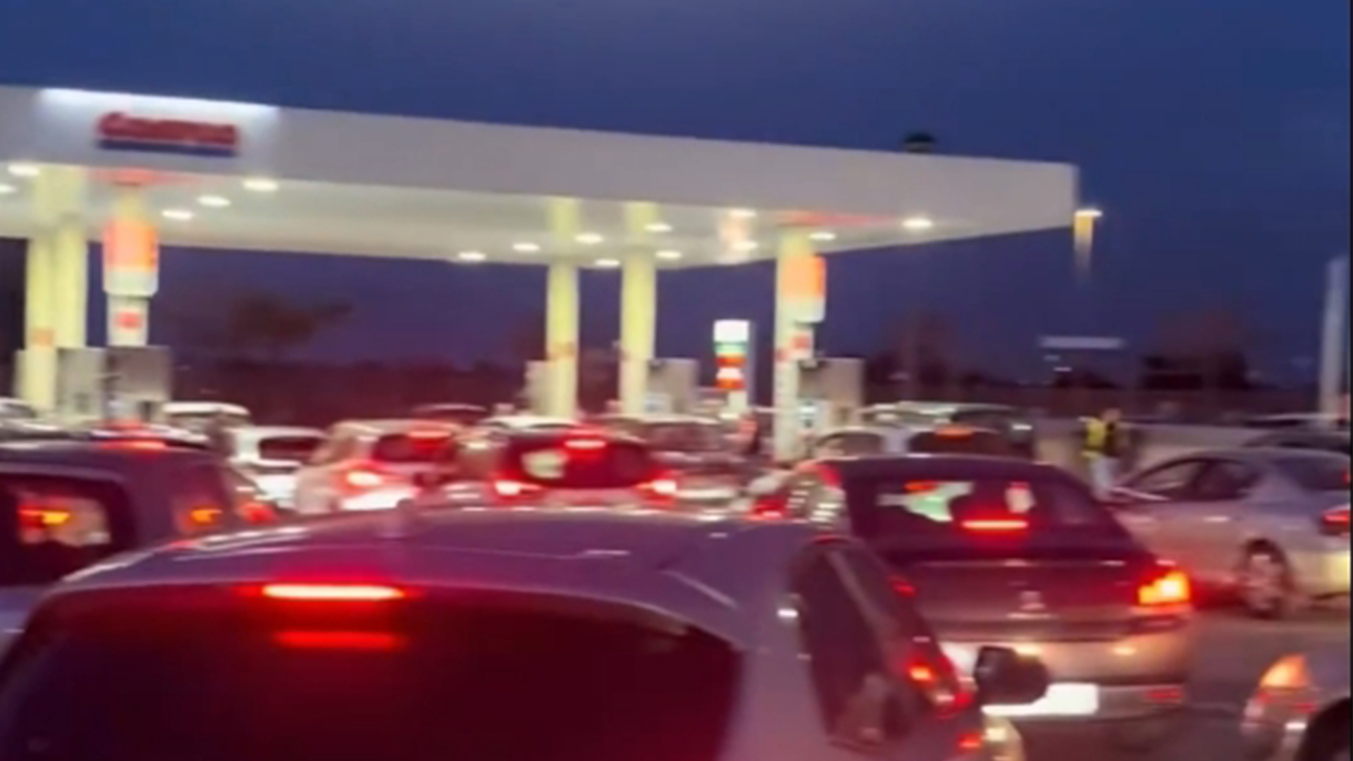 霍尔木兹关闭、卡塔尔停产，欧洲油价、天然气暴涨！英媒：英国的天然气储备仅够维持两天，西班牙加油站外排起长龙