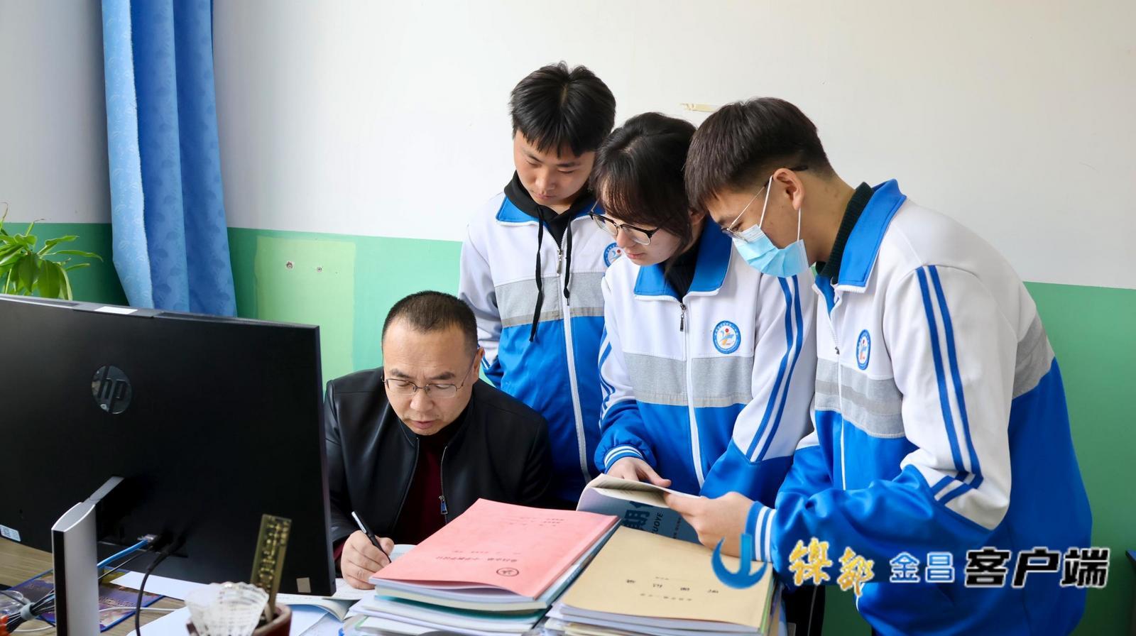 △勾家栋课后给学生讲解难题