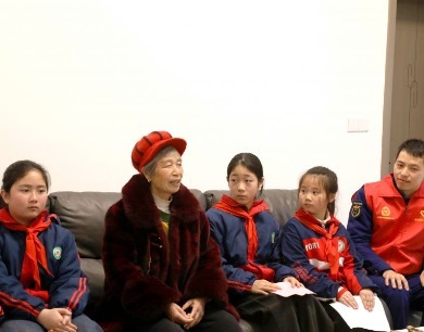 江西分宜：寻访身边榜样 传承雷锋精神