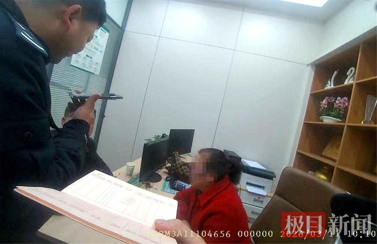 图1:民警赶到银行劝阻郑女士转账(视频截图).jpg