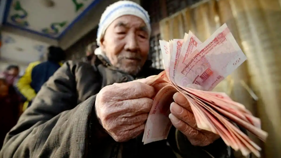 李稻葵：提高农民养老金，钱从哪里来？